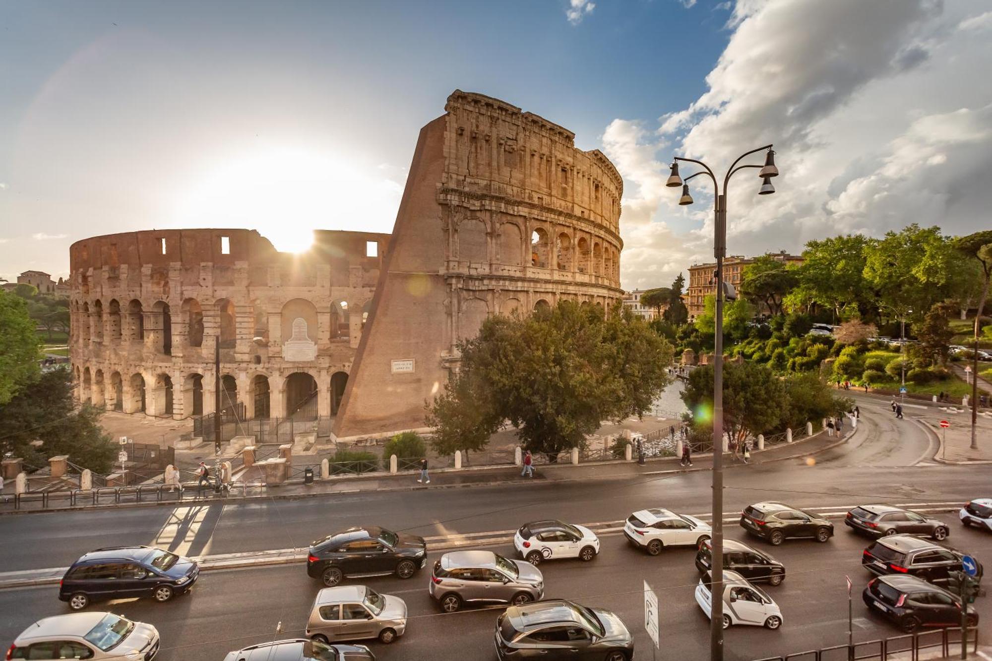 Iconic Apartment With Unique Colosseum View Rome Exterior photo
